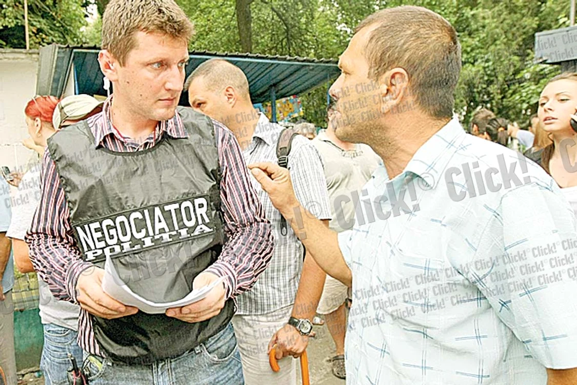 Copiii au ieşit din liceu  după ce au stat mai multe ore  sub supravegherea poliţiştilor (FOTOGRAFII: DORIN CONSTANDA, mediafax)