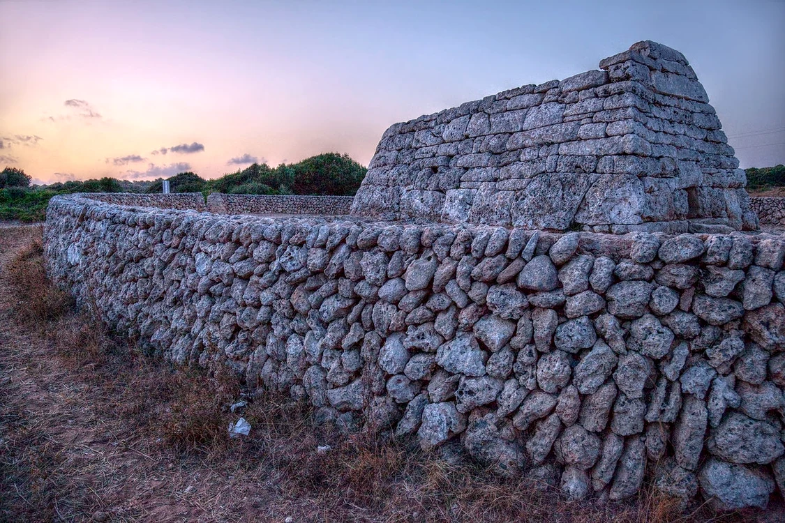 Naveta de Tudons, construcții megalitice în Baleare FOTO wikipedia