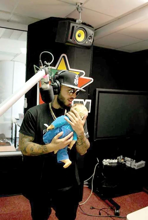 Alex Velea  a dat ”test”  de tătic cu  o păpușă