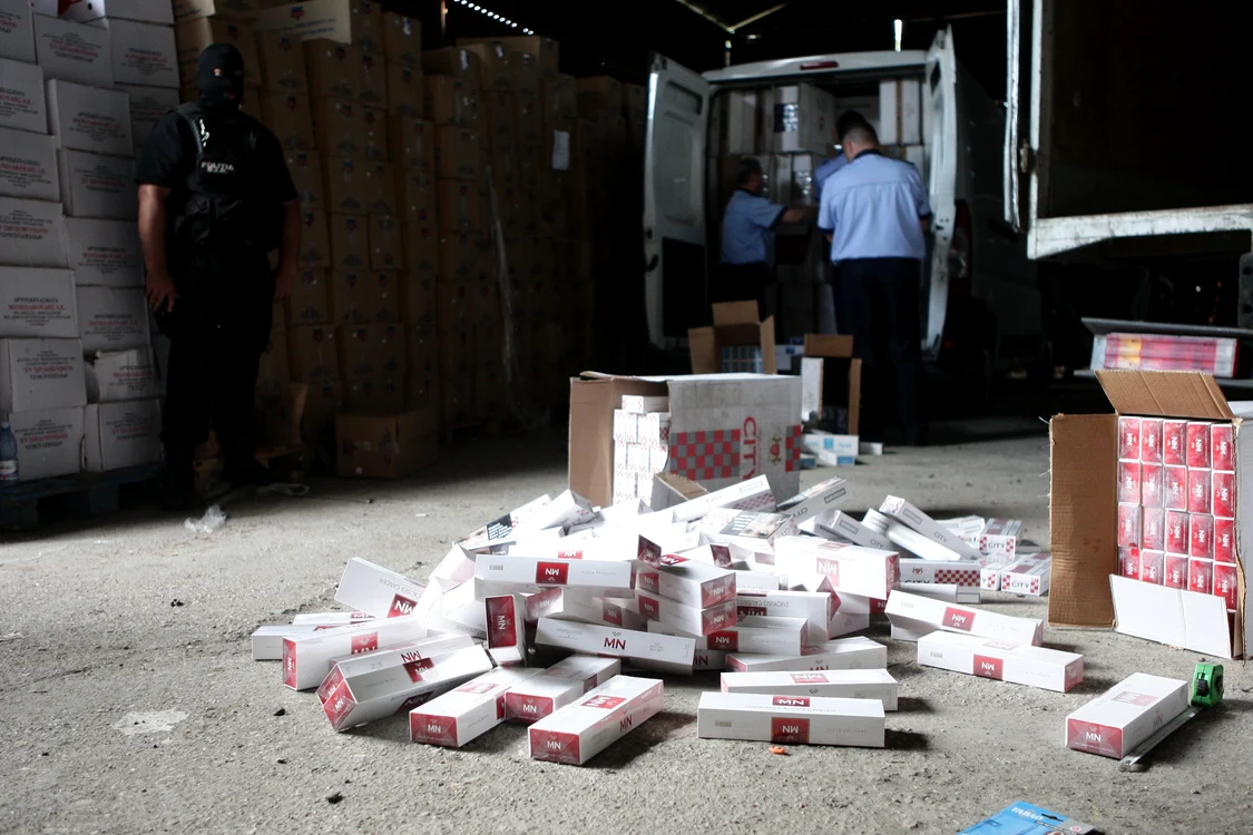Poliţiştii au capturat aproximativ 30.000 de pachete de ţigări ascunse într-o autoutilitară (foto: arhivă)