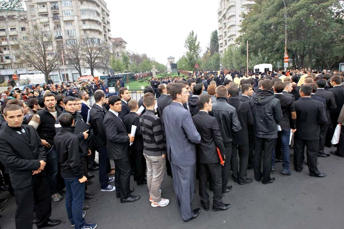 Oamenii au adus de acasă obiecte pe care le-au atins de sfintele moaşte