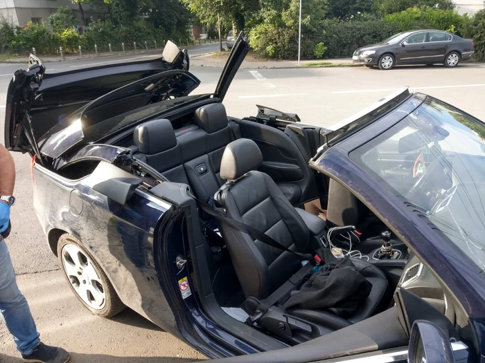 Accident bizar la Constanța: o femeie și-a prins capul între haion şi sistemul de decapotare al unei mașinifoto: www.ct100.ro