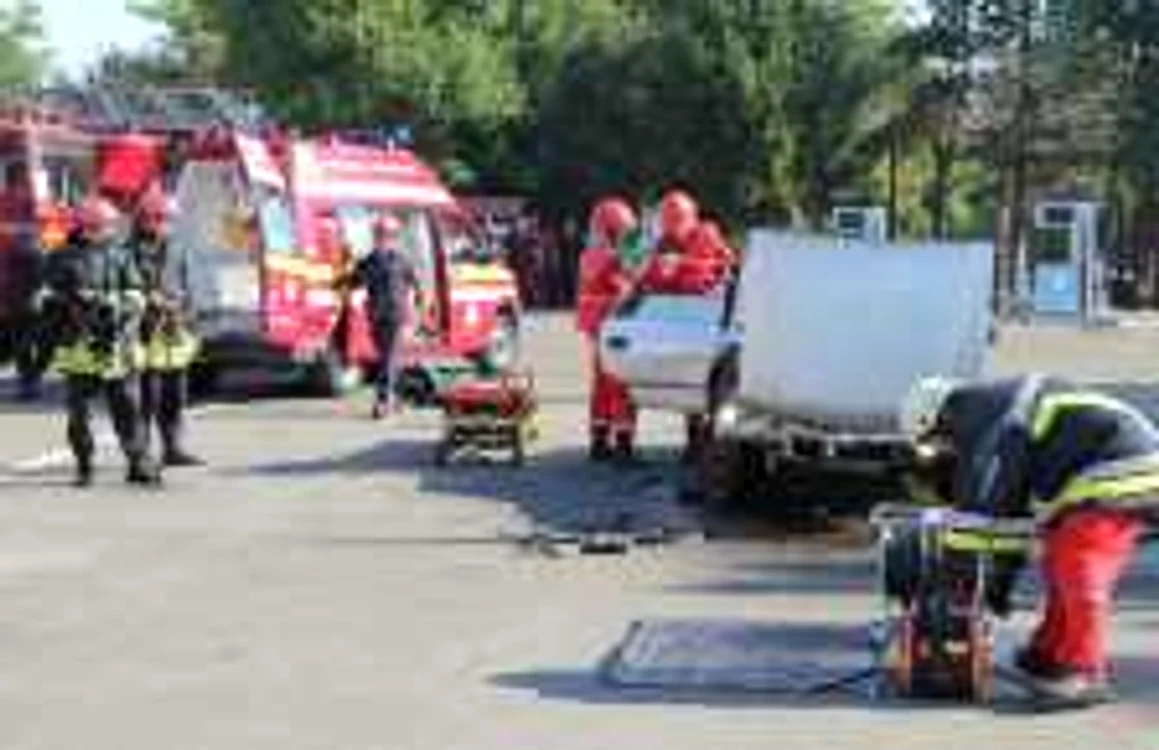Pompierii le-au arătat copiilor cum pot salva vieţile victimelor din accidentele rutiere