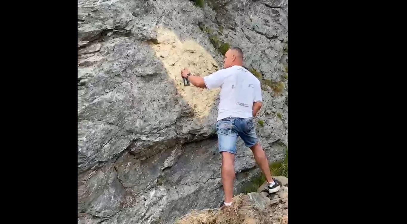 Bărbatul este căutat acum de Poliție. FOTO captură video Salvamont Argeș