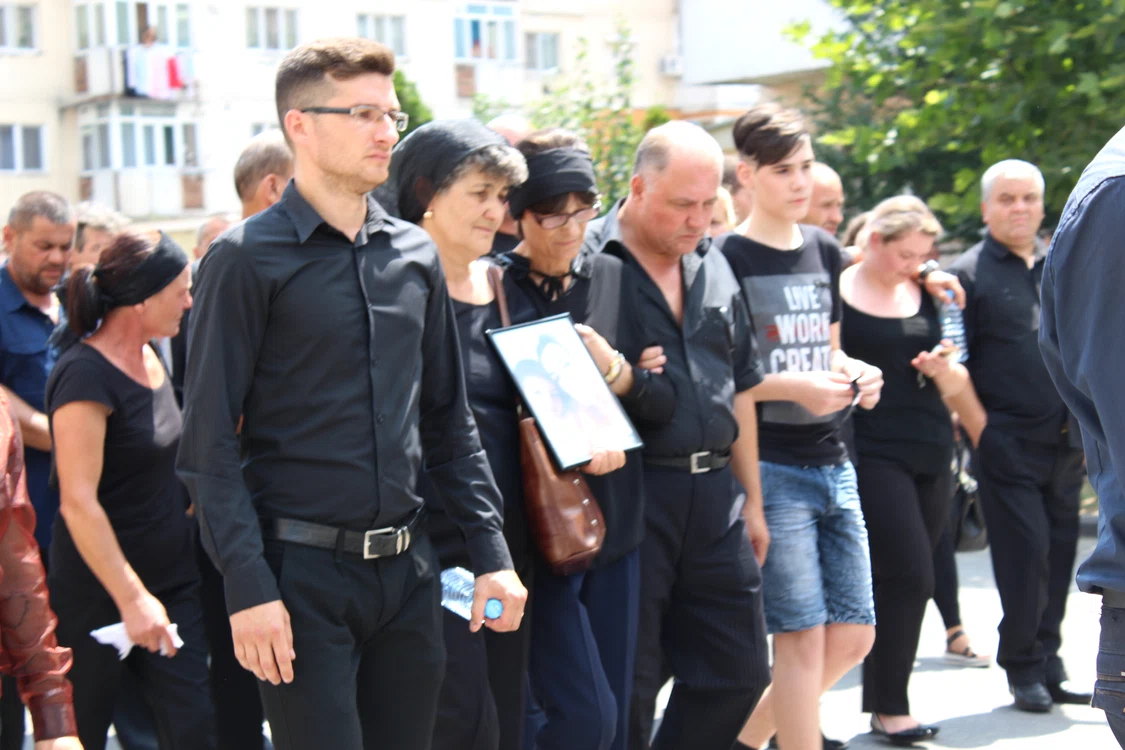 Localnicii din Rovinari îl plâng cu toţii pe Cristian