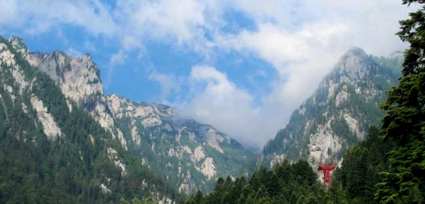 Vedere asupra Jepilor din Munţii Bucegi FOTO Răzvan Năstase