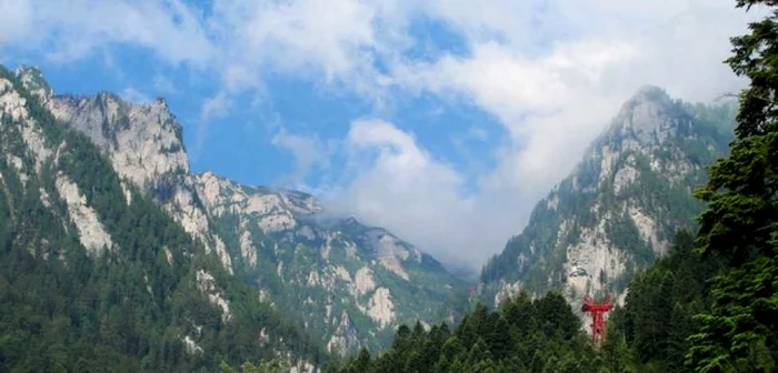 Vedere asupra Jepilor din Munţii Bucegi FOTO Răzvan Năstase