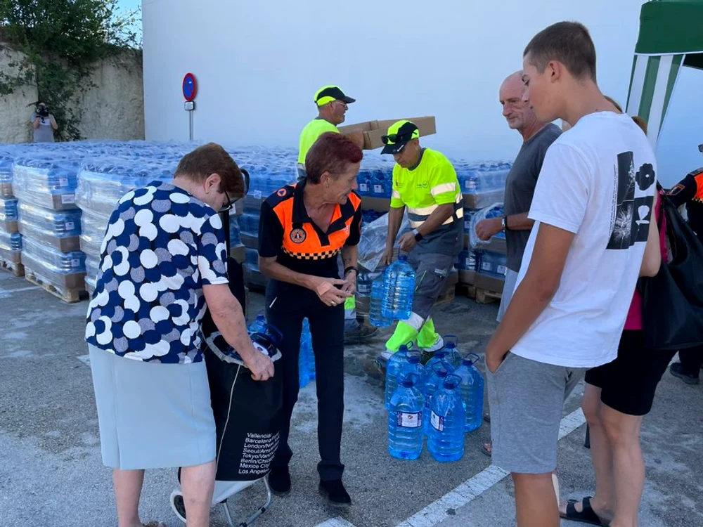 Oamenii stau la coadă pentru apă îmbuteliată în Costa Blanca FOTO theolivepress.es