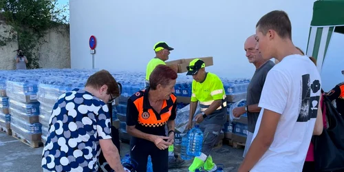 Oamenii stau la coadă pentru apă îmbuteliată în Costa Blanca FOTO theolivepress.es