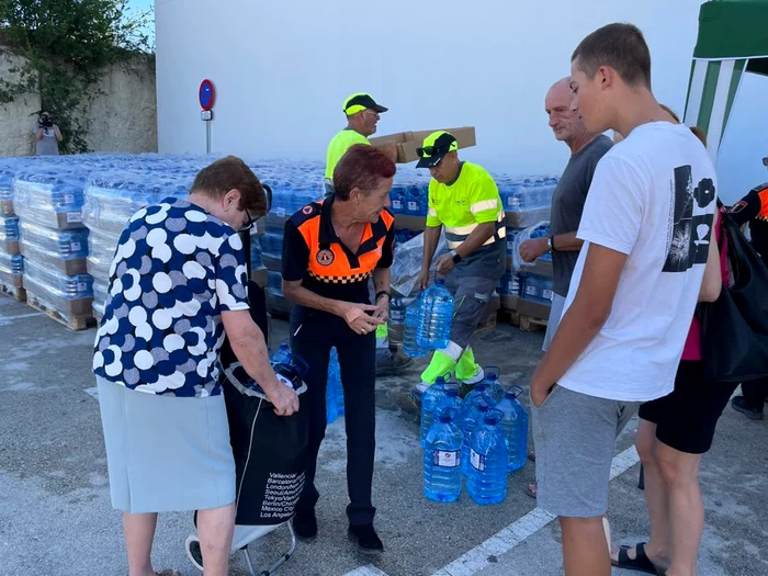 Oamenii stau la coadă pentru apă îmbuteliată în Costa Blanca FOTO theolivepress.es