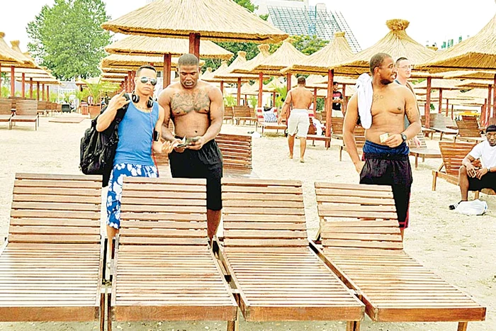 Rafael și camaradul  său sunt dezamăgiţi  că fetele au plecat  de pe plajă