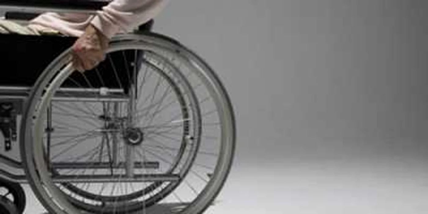 Au fugit cu scaunul cu rotile din spital