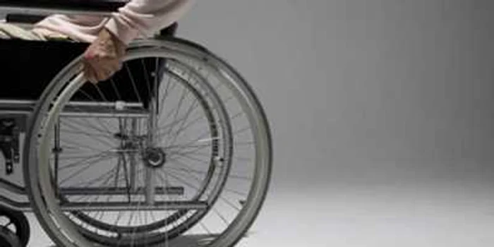Au fugit cu scaunul cu rotile din spital
