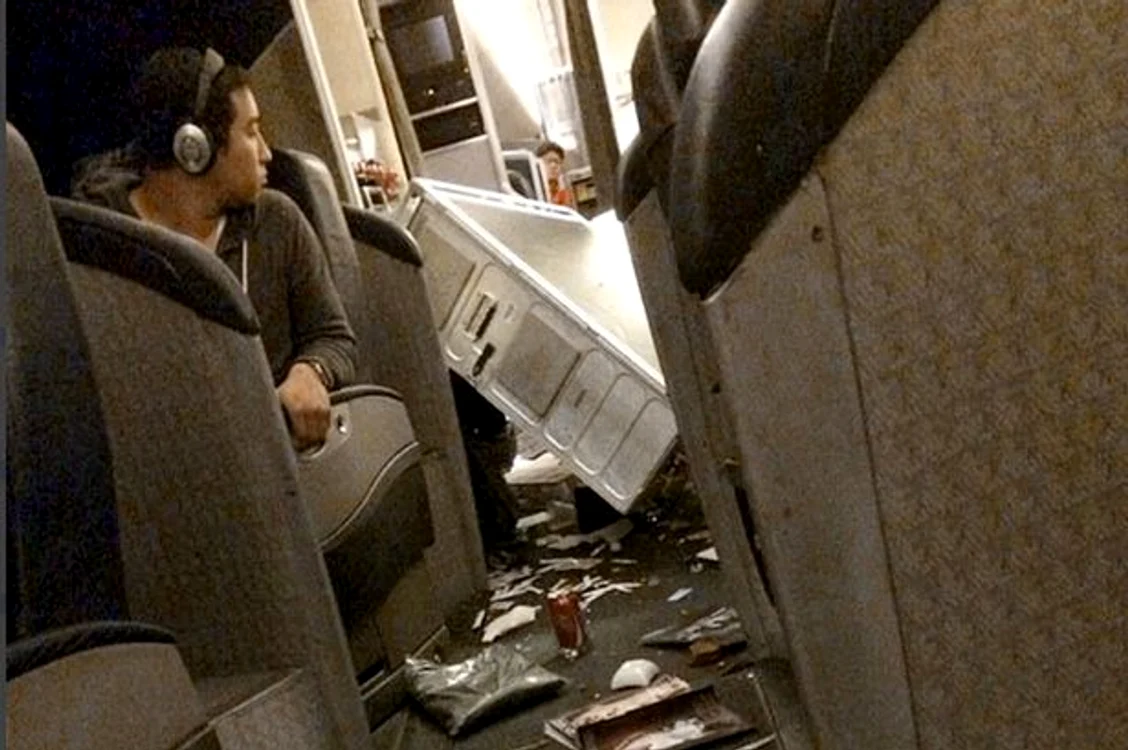 
    După aterizare, interiorul avionului arăta dezastruosFoto: Twitter/Marc Stanley  