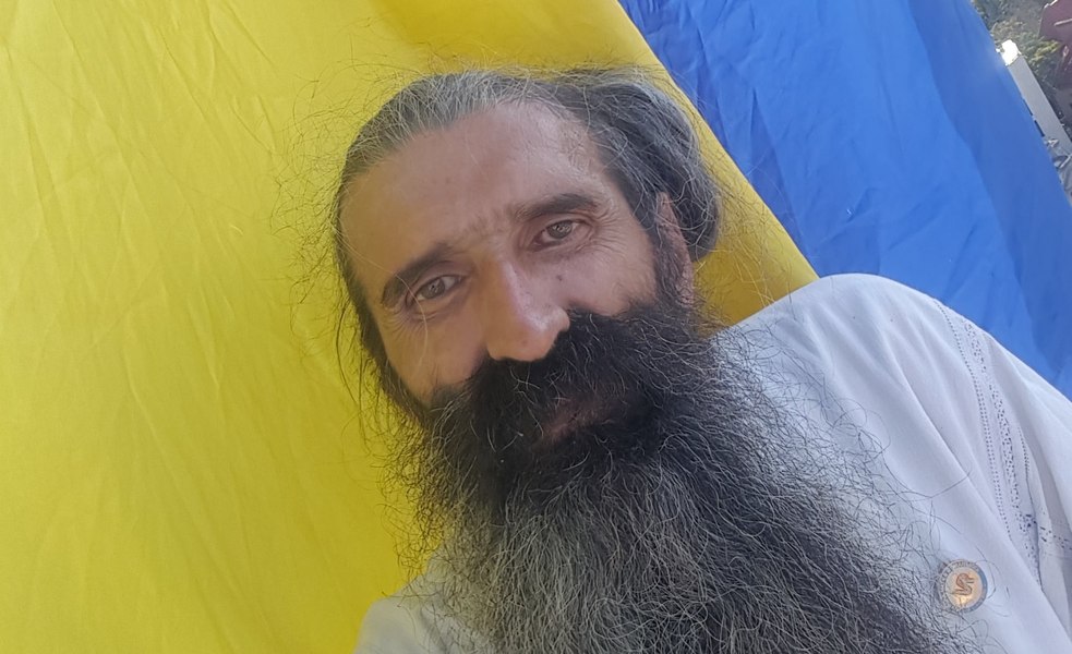 După ce a ieșit de la Psihiatrie, stegarul Dac s-a urcat într-un copac, sub nasul polițiștilor. Agenții negociează cu el să coboare
