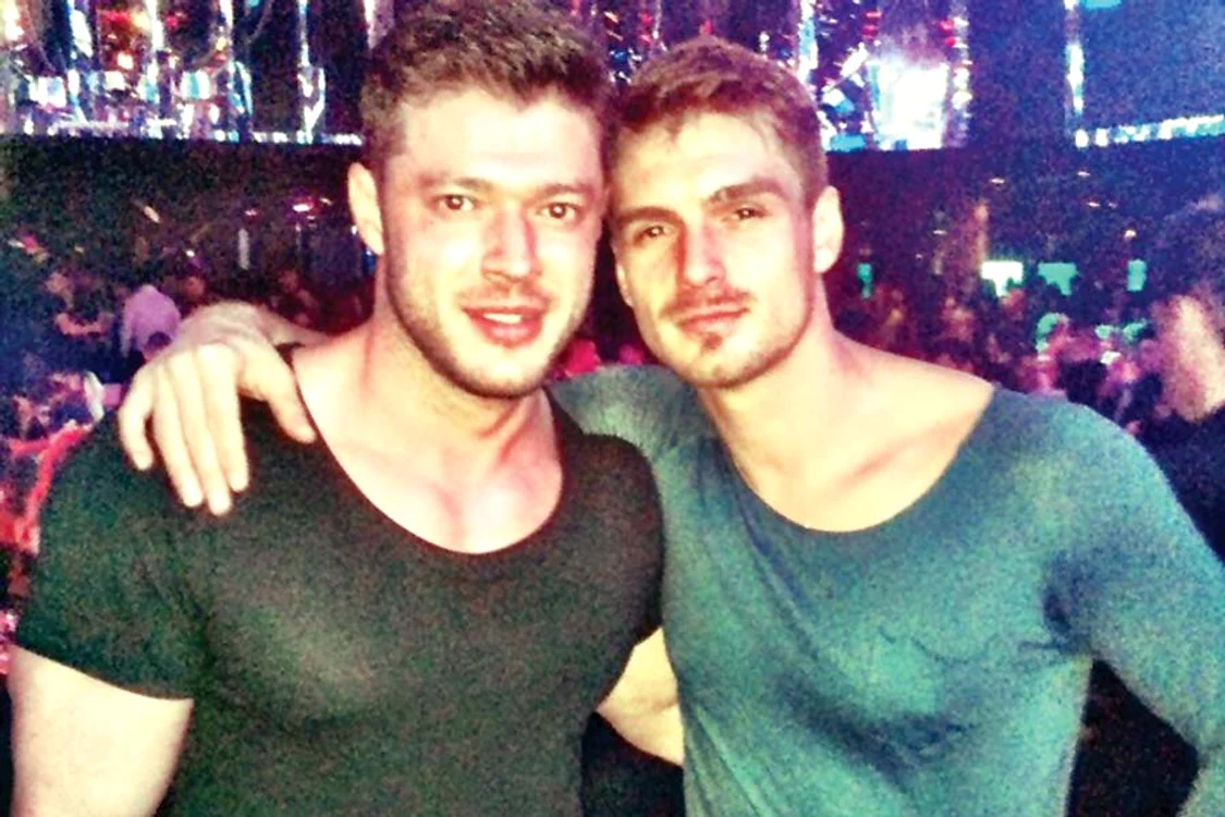 Victor a venit la  bal cu prietenul  său, Bogdan Vlădău