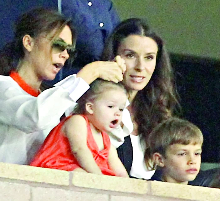 Victoria Beckham o aranjează pe micuţa Harper...