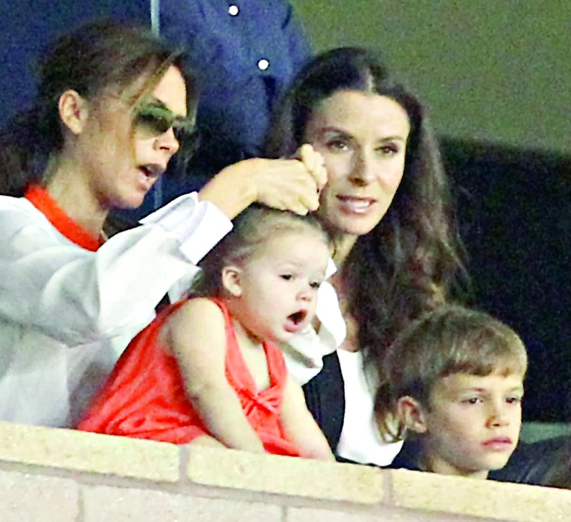 
    Victoria Beckham  o aranjează pe  micuţa Harper...  