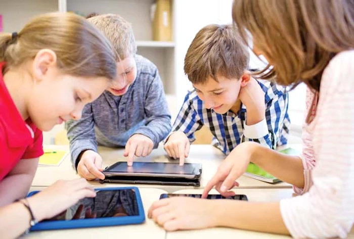 Sunt în permanenţă  conectaţi la internet