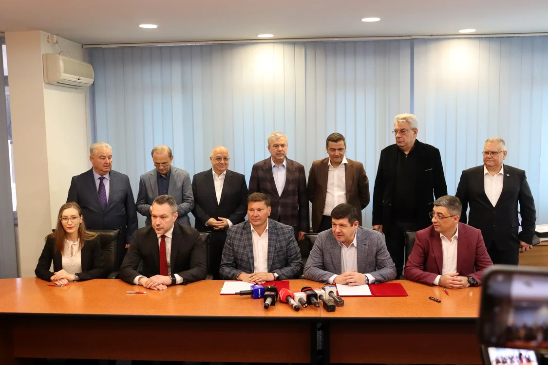 Ministrul Transporturilor, la semnarea contractului pentru drumul TransRegio FOTO: Consiliul Județea