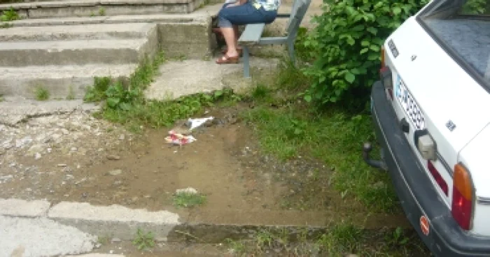 Suceava: De 12 ore o conductă de apă rece stă nereparată UPDATE (GALERIE FOTO ȘI VIDEO)
