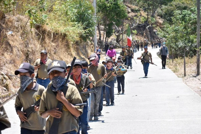 Copii mexicani defiland cu arma in mana FOTO EPA-EFE