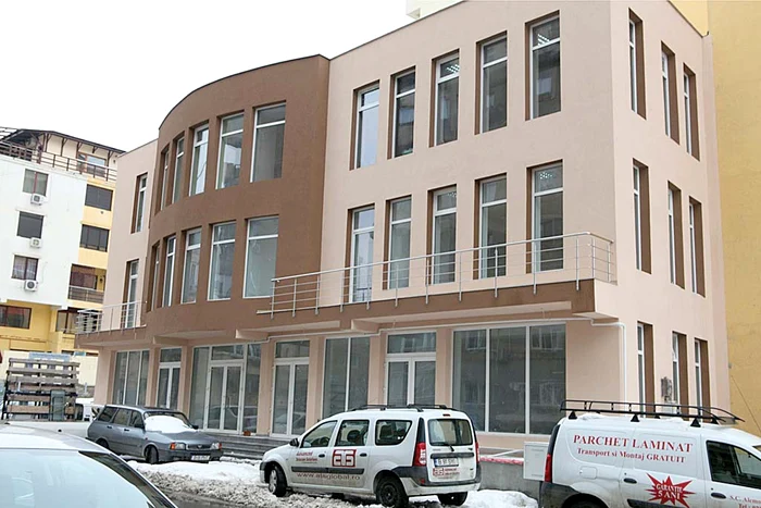 
    Vila lui Dan Negru este situată într-o zonă foarte bună din Capitală. Vara, vedeta tv adoră să grădinăreascăFotografii: blitz  