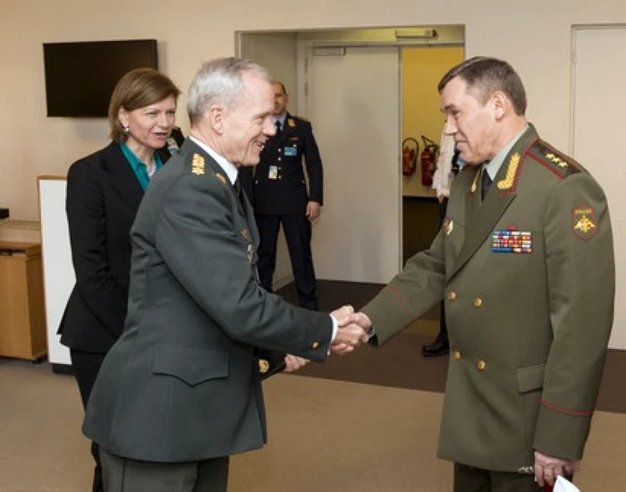 La 14 februarie 2013, generalul Knud Bartels, preşedintele Comitetului Militar al NATO l-a sunat la telefon pe generalul-colonel Valerii Gerasimov, şeful Statului Major General al Forţelor Armate Ruse, instituind astfel linia telefonică directă, permanentă, dintre ei doi.