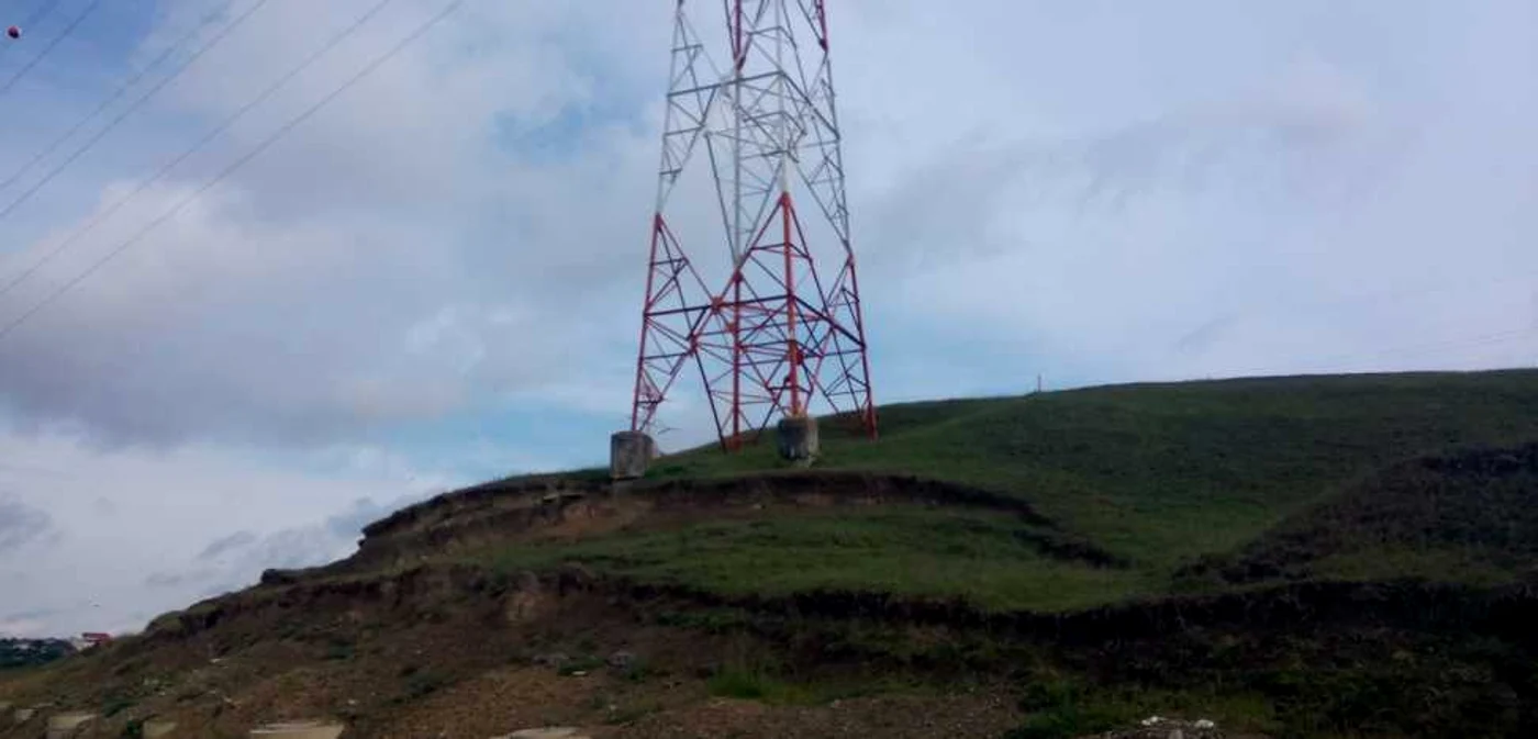 Alunecările de teren de pe şoseaua de centură a Sucevei ar putea lăsa judeţul fără curent. FOTO Dănuţ Zuzeac