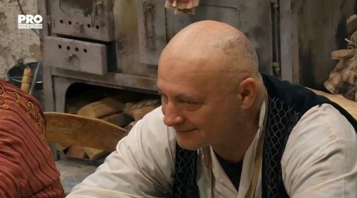 
    Colegii l-au surprins pe Stoian umbând prin fermă în plină noapteFoto: captură Pro Tv  