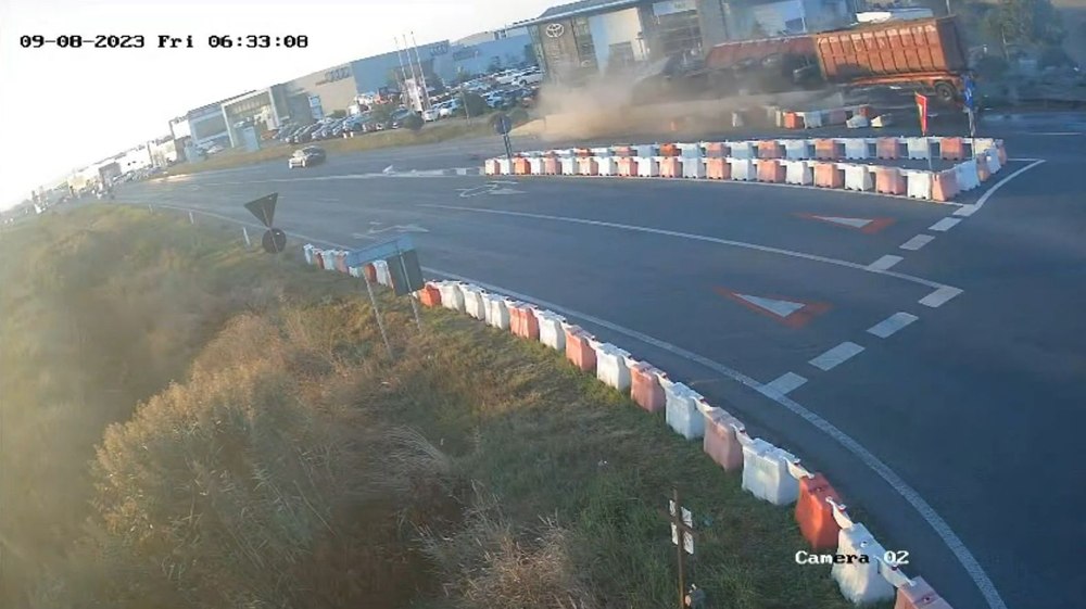 Accident teribil la Lețcani: momentul în care un camion spulberă un sens giratoriu. ce a pățit șoferul VIDEO