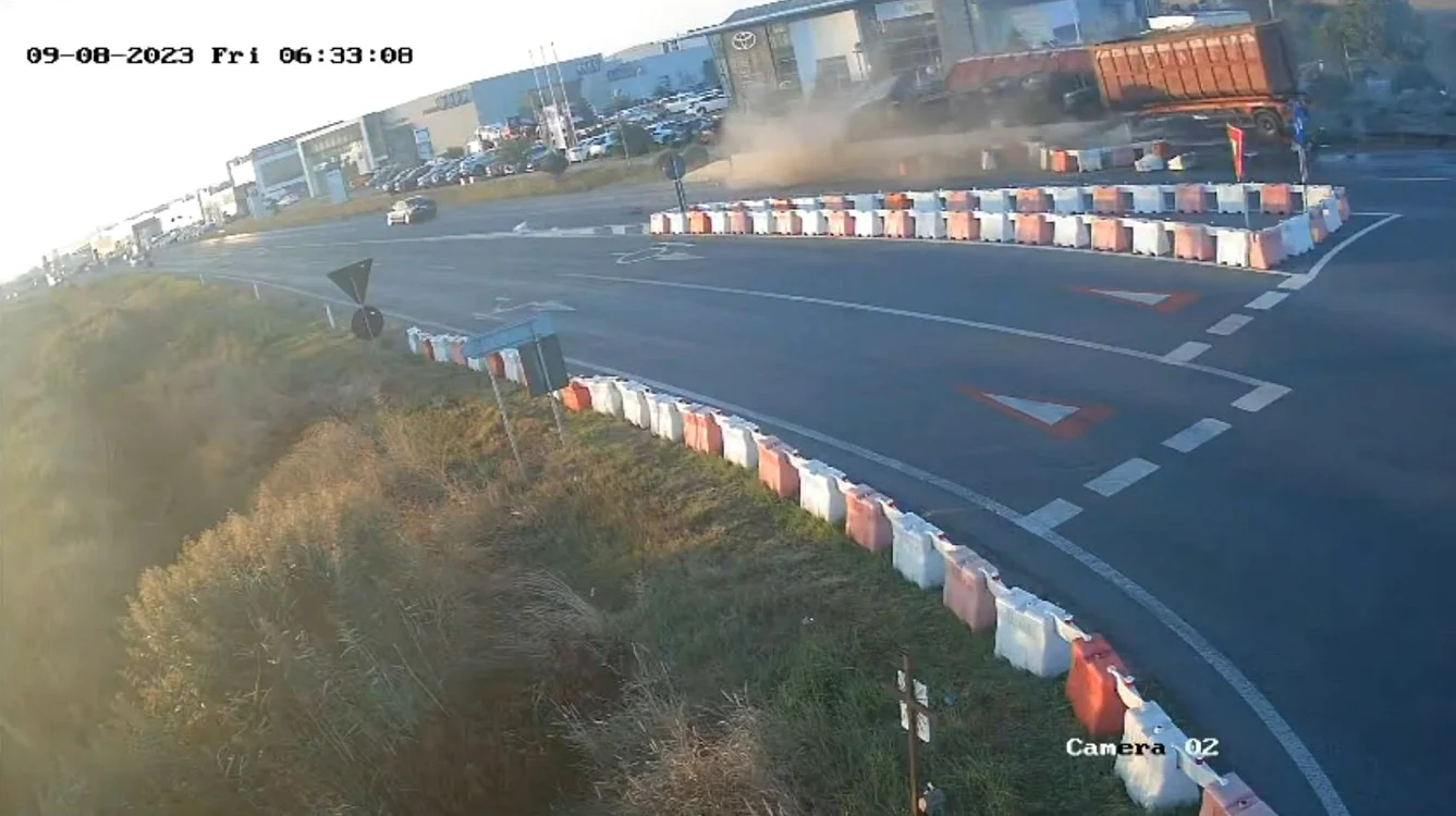 Accidentul a avuit loc într-un sens giratoriu FOTO Captură video