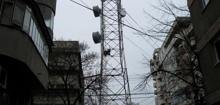 Turnul de la Palatul Telefoanelor este locul de protest al multor brăileni ameţiţi de aburii alcoolului, foto Dorin Udrea