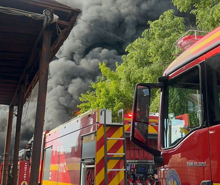 Alertă de fum la Bacău. Populația a fost avertizată în urma unui incendiu puternic VIDEO