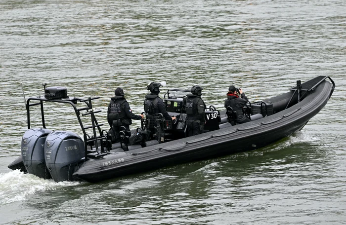 Unitate de poliție patrulând pe Sena înainte de startul ceremoniei. Foto AFP
