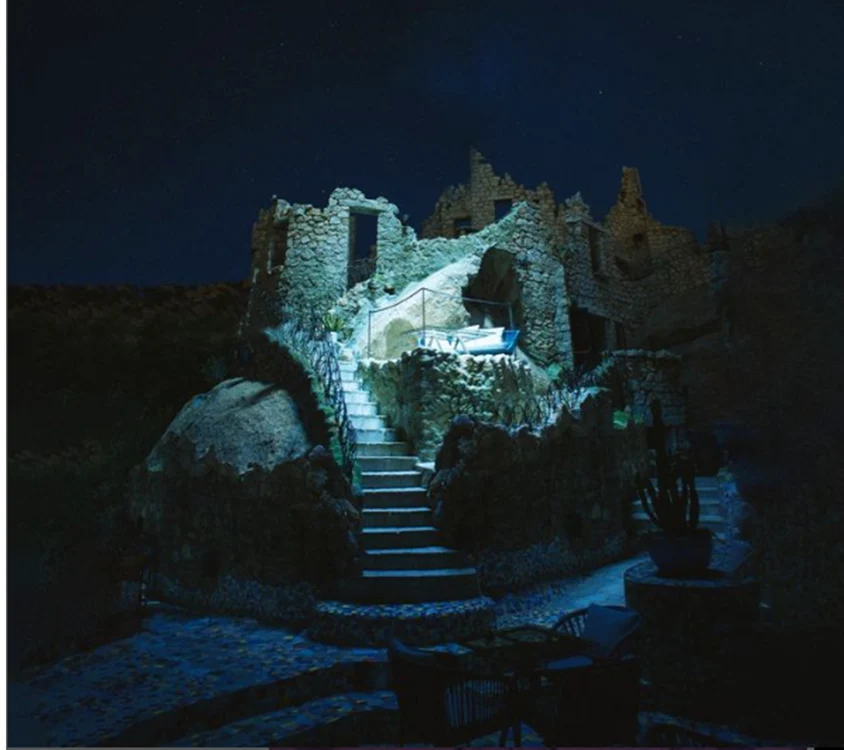 Clubul din Sardinia se află în ruinele unui castel săpat în stâncă