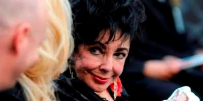 Elizabeth Taylor a anunţat pe Twitter că operaţia sa a decurs bine