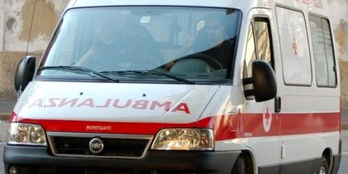 Pompierii au scos ambulanţa din şanţ