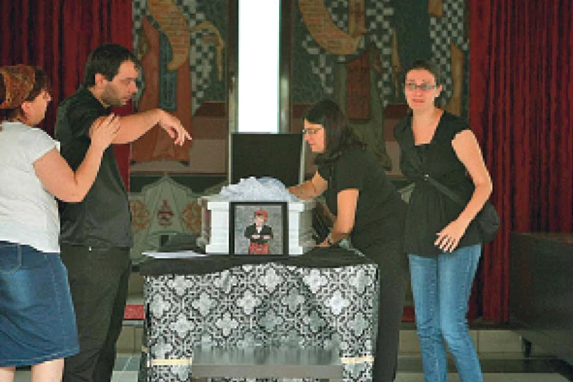 Familia Anghel, la  căpătâiul băieţelului lor