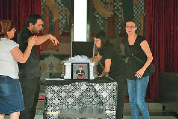 Familia Anghel, la căpătâiul băieţelului lor