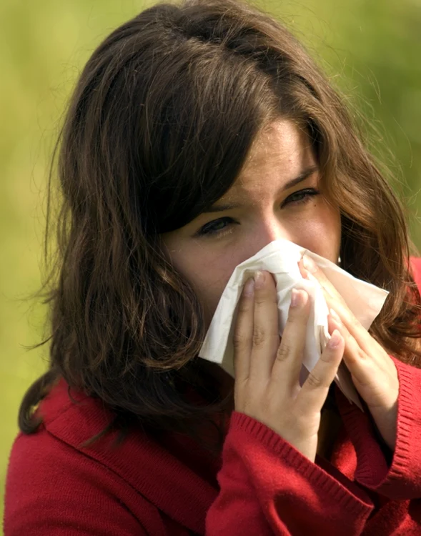 
    Strănutul poate fi semnul unei răceli, dar şi al unei alergii  