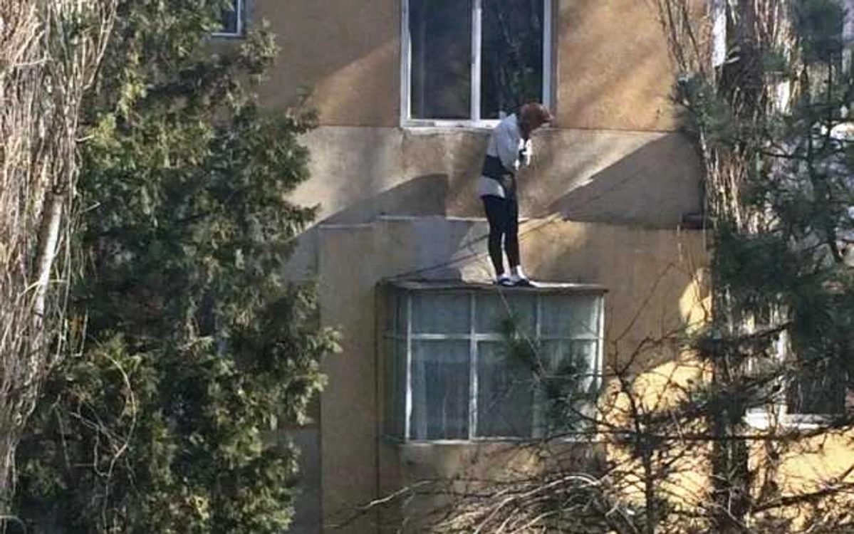 A sărit de la etajul 4 şi a căzut pe balconul de la 2 Foto M.S.