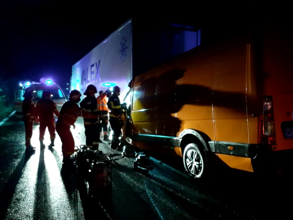 Accident mortal pe Valea Oltului la Brezoi - o dubă a intrat într-un TIR oprit din cauza aluviunilor de pe şosea, două persoane încarcerate Foto ISU Vâlcea