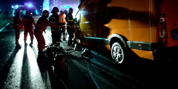 Accident mortal pe Valea Oltului la Brezoi - o dubă a intrat într-un TIR oprit din cauza aluviunilor de pe şosea Foto ISU Vâlcea
