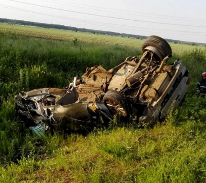 Mașina condusă de Dan Condrea este complet distrusă, iar victima este desfigurată