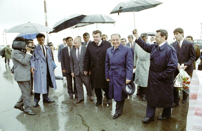 Mircea Snegur (stânga) şi Ion Iliescu (centru) FOTO AFP