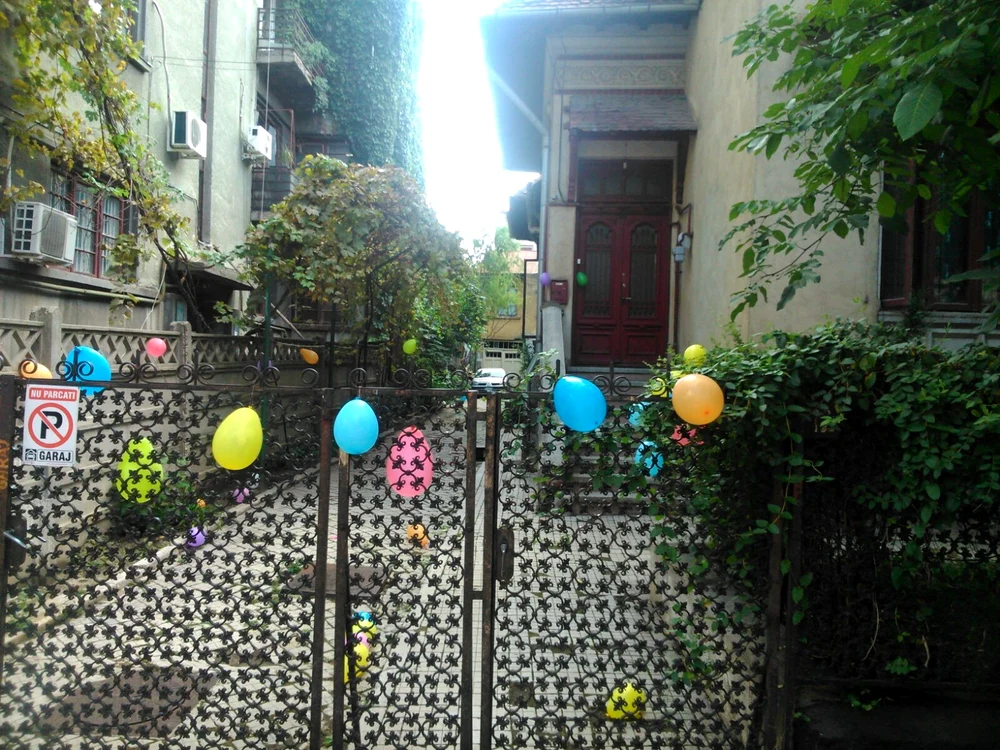 Curtea casei lui Ionuţ Dolănescu este plină de baloane viu colorate