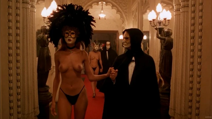 Peste 400 de persoane au cumpărat bilete la petrecerea inspirată de filmul „Eyes Wide Shut“, producţie în care este prezentată o orgie sexuală la care participanţii îşi ascund identitatea în spatele măştilor