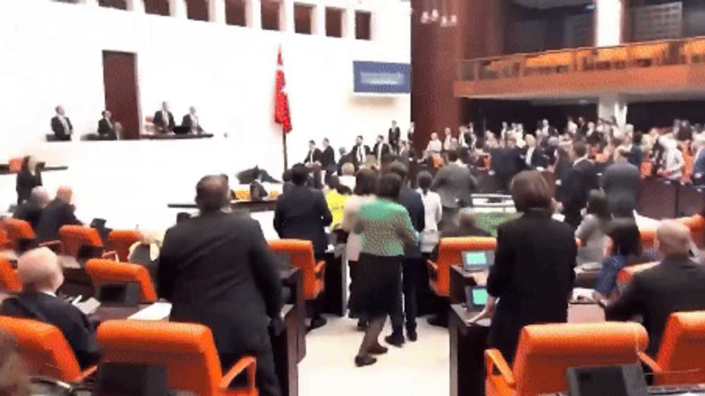 Bătaie cu pumnii în Parlamentul turc. O încăierarea între zeci de deputați s-a încheiat cu sânge pe podea VIDEO