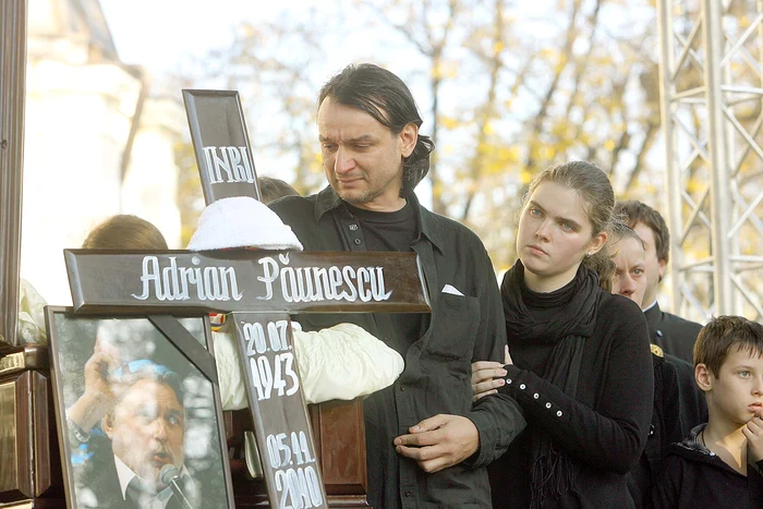 Andreea, fiica secretă a poetului, îşi acuză fraţii că risipesc banii moşteniţi